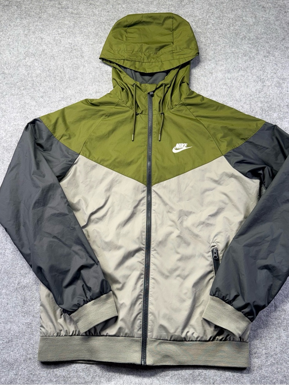 Nike Windrunner Hooded Jacket Olive Green Gray Black Men’s Small EUC
